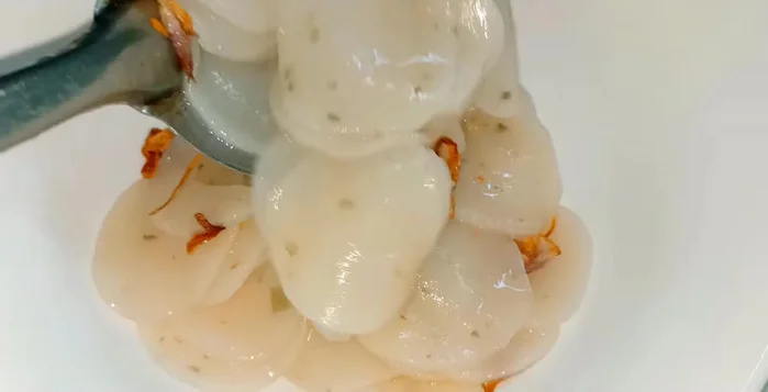 Cho bánh phồng tôm vào tô, chan nước dùng.