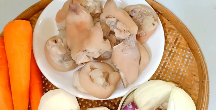 Rửa sạch xương giò heo với muối và nước chanh, trụng sơ qua nước sôi.