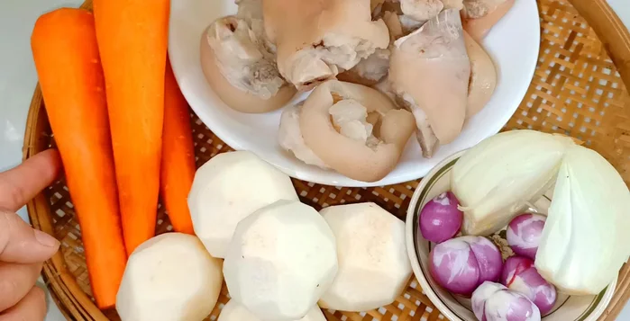 Cho xương giò heo vào nồi nước, thêm củ cải đỏ, củ sắn, hành tím, hành trắng. Đun sôi, hớt bọt.