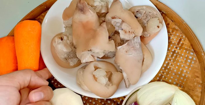 Thêm hạt nêm, đường, muối. Đun nhỏ lửa khoảng 30 phút cho xương mềm.