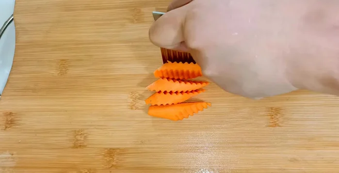 Cắt củ cải đỏ và củ sắn.