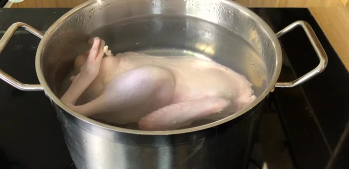 Luộc vịt: Bắc nồi nước dùng lên bếp, đun sôi. Cho vịt vào luộc, giữ lửa nhỏ, luộc đến khi chín mềm (khoảng 45 phút - 1 tiếng). Đảm bảo vịt luôn chìm dưới nước để thịt trắng.
