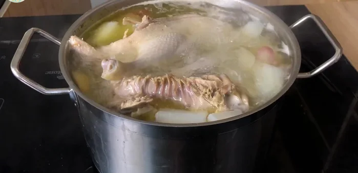 Nấu nước dùng: Sau khi vịt chín, cho hành tây, hành tím, gừng, củ cải vào nồi nước dùng. Nêm nếm gia vị: hạt nêm, muối, bột ngọt, đường phèn. Điều chỉnh gia vị sao cho vừa miệng.