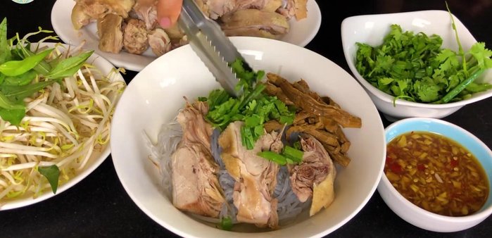 Trình bày: Xếp miến, măng, thịt vịt ra tô. Chan nước dùng nóng lên trên. Ăn kèm với nước mắm gừng.