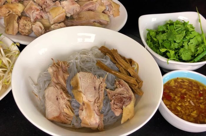 Sơ chế nguyên liệu: Vịt làm sạch, chặt miếng vừa ăn. Măng khô ngâm qua đêm, rửa sạch. Củ cải trắng, hành tím, hành tây, gừng, ớt thái nhỏ. Hành ngò, rau răm rửa sạch, thái nhỏ.