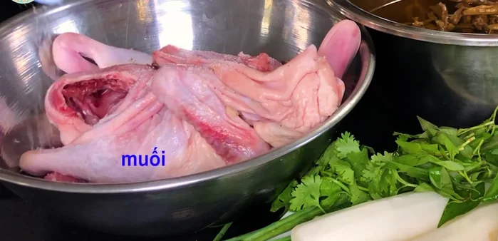 Ướp vịt: Cho vịt vào tô, thêm muối, giấm, gừng để khử mùi.