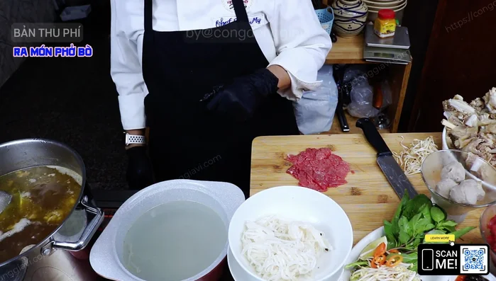 Trộn tô phở: Cho bánh phở vào tô, chan nước dùng, xếp thịt tái lên trên.