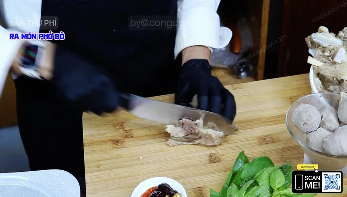 Chuẩn bị thịt bò: Phần thịt chín nên ngâm vào nước đá sau khi luộc để giữ độ đỏ đẹp. Phần thịt tái nên cân theo định lượng, 100-150 gram/tô tùy kích thước tô.