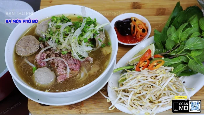 Thêm nguyên liệu: Thêm bò viên, đuôi bò chín, sụn bò vào tô.