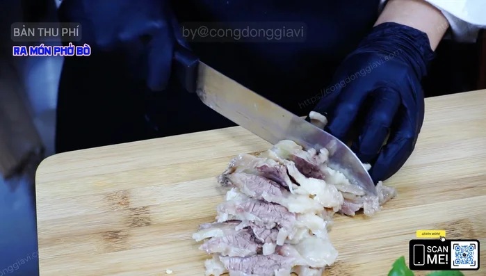 Xắt thịt bò: Cắt thịt nạm, gầu bò thành từng lát mỏng. Bò viên mua sẵn.