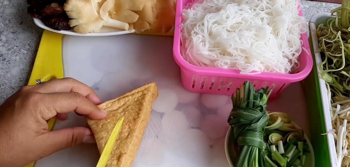 Cắt nhỏ đậu hũ thành miếng vừa ăn. Có thể cắt vuông, dài tùy thích.