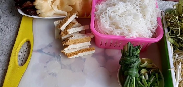 Cắt đôi những miếng nấm đông cô to. Có thể dùng nấm đông cô tươi, nấm mỡ, nấm đùi gà, nấm rơm...