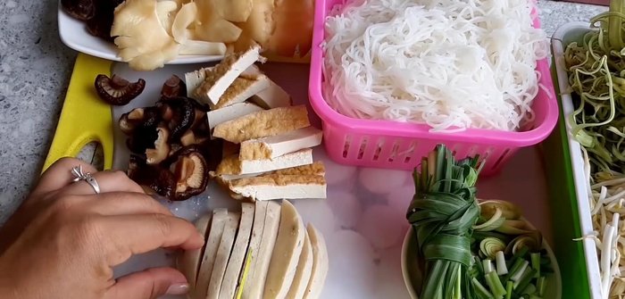 Cắt chả chay tùy thích.