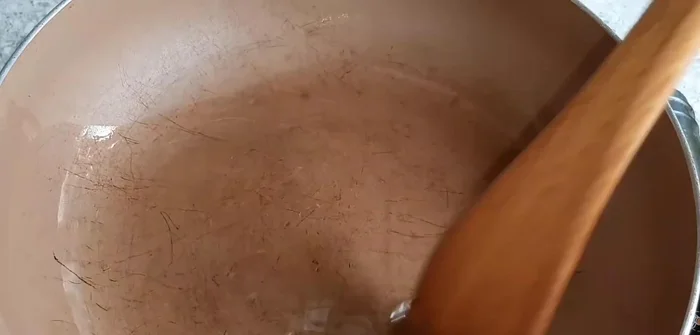 Phi thơm sả, hành với dầu ăn. Cho bột nghệ vào, rồi cho nấm đông cô, chả chay, nấm bào ngư vào xào đều, nêm gia vị vừa ăn.