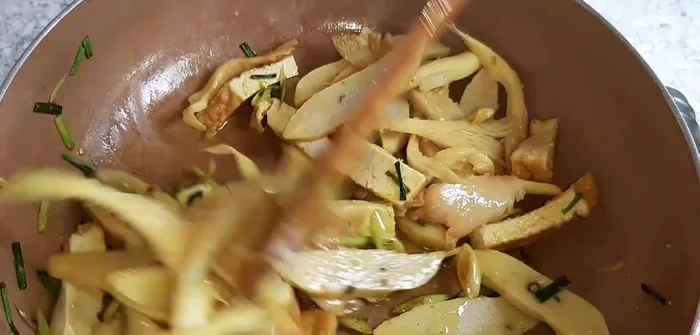 Cho rau muống, giá, rau răm vào nước dùng.