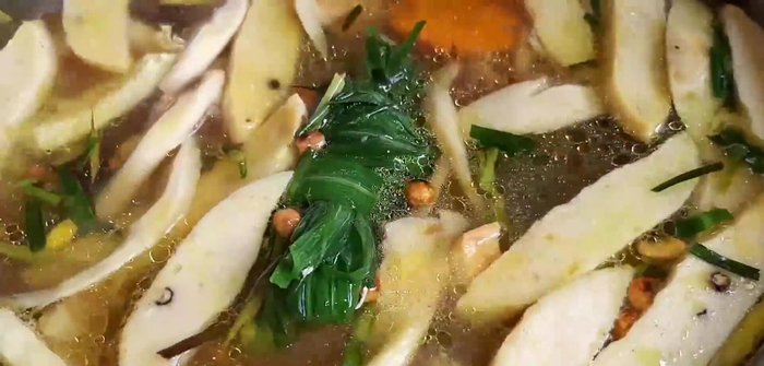 Nấu sôi khoảng 15 phút, nêm gia vị cho vừa ăn. Thêm nước mắm chay nếu muốn.
