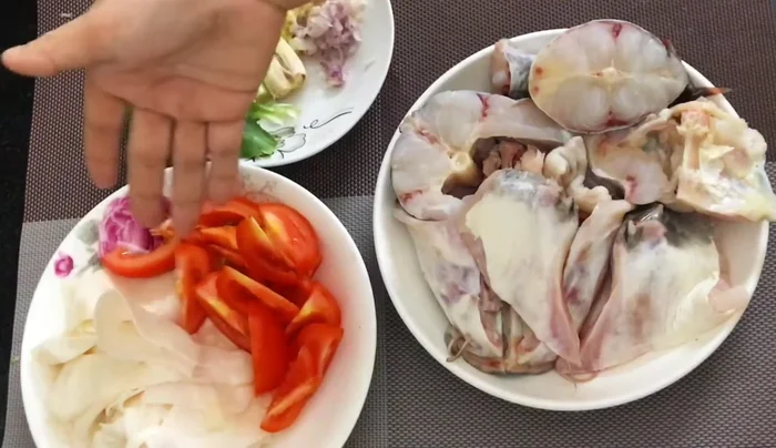 Rửa sạch cá lăng với nước muối, cắt thành khoanh vừa ăn. Ướp cá với đường, muối, nước mắm khoảng 15 phút (13.94 - 56.87).