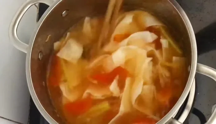 Thêm nước vào nồi, nêm me (nếu thích ăn chua), hạt nêm, đường, nước mắm cho vừa khẩu vị (244.33 - 276.69).