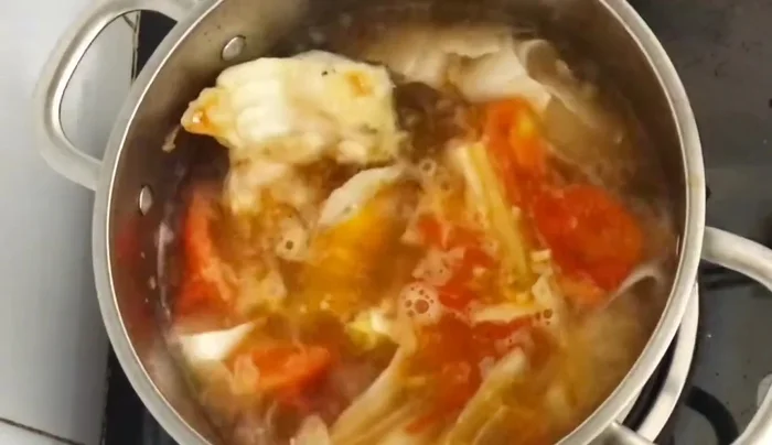Cho cá lăng đã chiên vào nồi canh, đun khoảng 5-7 phút cho cá chín tới (284.72 - 296.16).