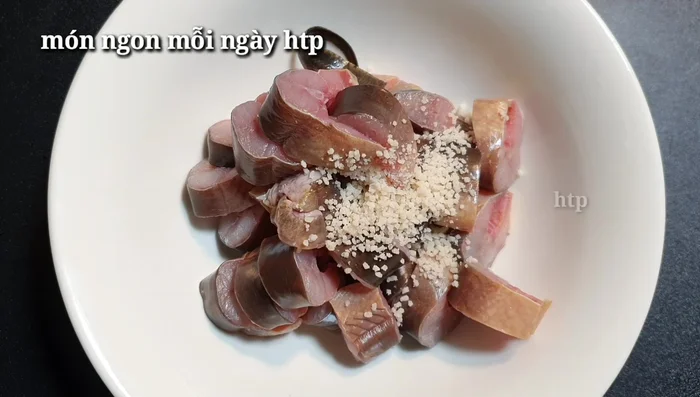 Ướp lươn: Ướp lươn với muối, hạt nêm, bột ngọt, nước mắm, tỏi, ớt, sả (khoảng 15-20 phút).