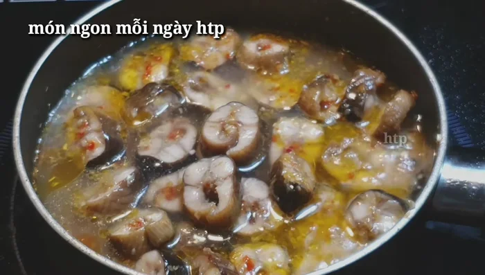 Kho lươn: Cho nước vào nồi, thêm phần sả ớt còn lại, đun sôi. Hạ lửa nhỏ, kho đến khi nước cạn còn lại lượng mong muốn.