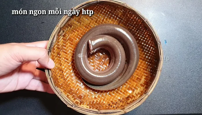 Làm sạch lươn: Rửa sạch lươn với giấm hoặc phèn chua, để ráo.