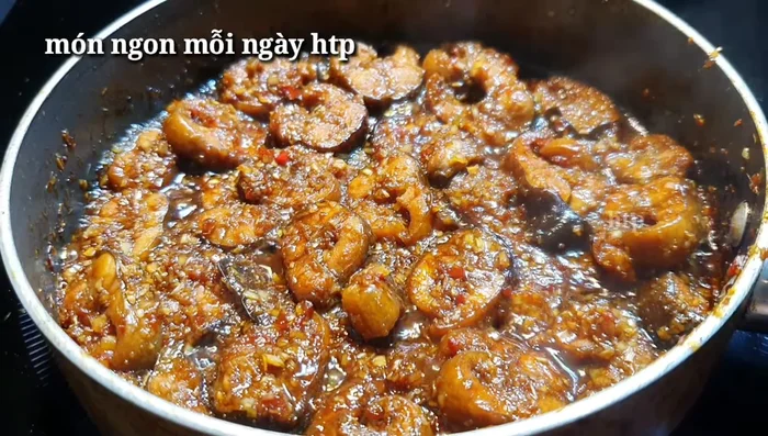 Hoàn thành: Tắt bếp, thưởng thức món lươn kho sả ớt.