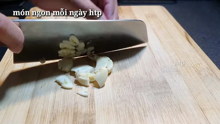 Chuẩn bị nguyên liệu: Băm nhỏ tỏi, ớt, cắt khúc sả.