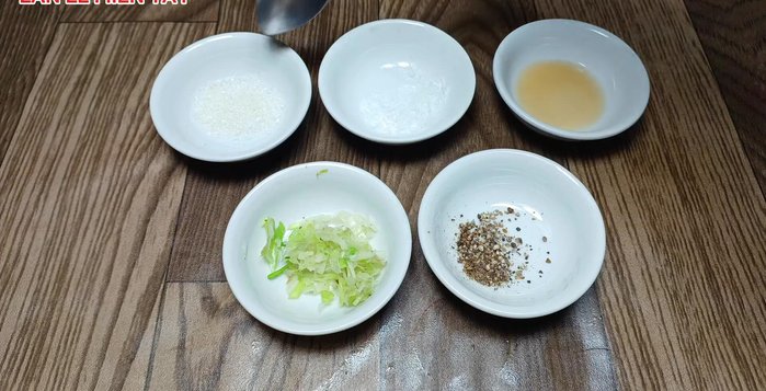 Ướp tôm: Trộn tôm với nước mắm, đường, bột ngọt, tiêu và hành lá băm nhuyễn (144.2). Để riêng cho tôm thấm gia vị (180.68).