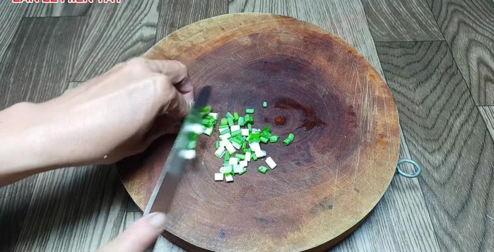 Xắt hành và ngò rí: Xắt nhỏ hành và ngò rí (257.199, 268.639).