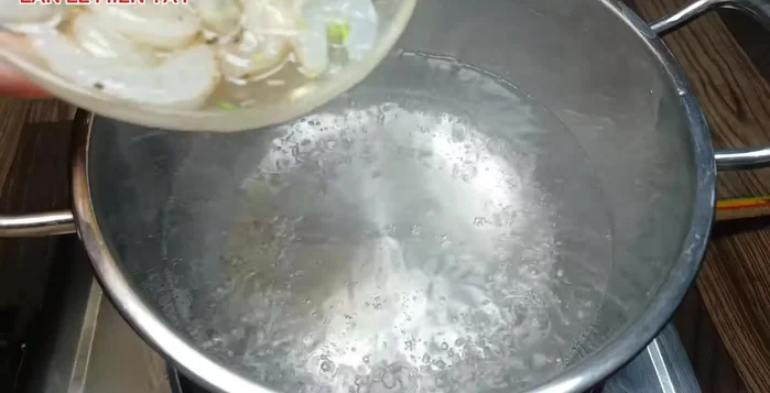 Nấu canh: Đun sôi 1.2 lít nước (290.12). Cho tôm vào, hớt bọt (298.08). Khi nước sôi lại, cho bầu vào, khuấy đều (318.039).