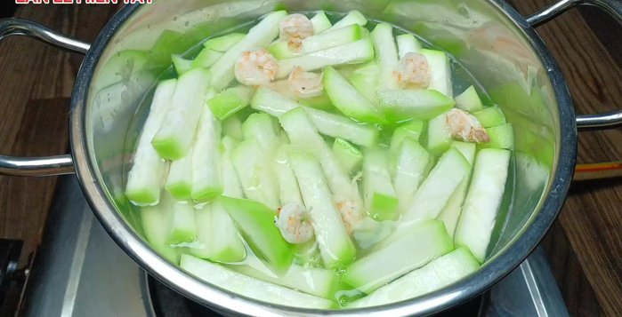 Nêm nếm: Cho gia vị (muối, đường, bột ngọt, tiêu) vào, khuấy đều. Nấu khoảng 2 phút, nêm nếm lại nếu cần (334.12, 373.479).