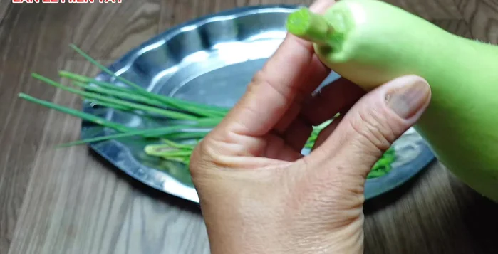 Chuẩn bị nguyên liệu: Lựa trái bầu tươi xanh, không bị héo (42.52). Rửa sạch tôm, để đông lạnh khoảng 1 giờ rồi lột vỏ, bỏ đầu, lấy chỉ lưng tôm (62.239, 75.04, 84.6). Rửa sạch tôm 3 lần nước (125).