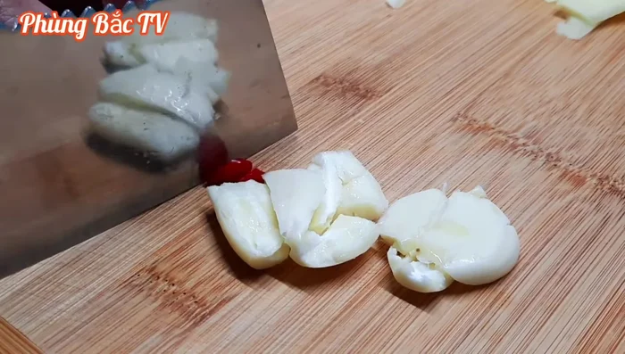 Ướp mực với tỏi, ớt, gừng sợi, dầu hào, bột nêm, bột ngọt, nước mắm và tiêu xay. Trộn đều và để ngấm 20 phút.