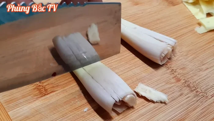 Đập dập và cắt khúc sả để lót dưới xửng hấp.