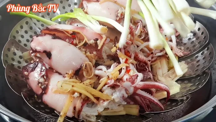 Thêm hành lá vào, hấp tiếp 5 phút.