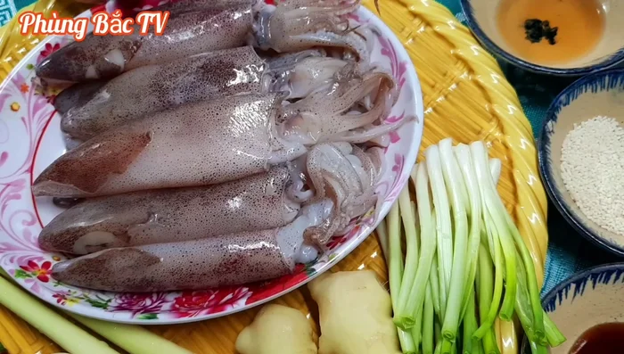 Sơ chế mực trứng: Rửa sạch với muối và gừng đập dập, cắt bỏ túi mực và mắt.