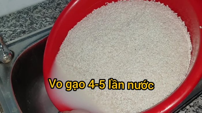 Vo gạo nếp khoảng 4-5 lần cho đến khi nước trong. (12.919)