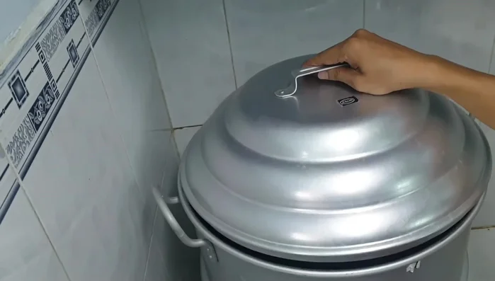 Trộn đều gạo nếp với dầu ăn (3 muỗng canh). (235.4)