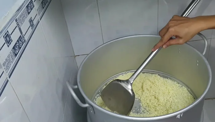 Cho gạo nếp vào nồi hấp, nhớ chừa khoảng trống ở giữa để xôi chín đều. (266.19)