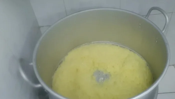 Sau 30 phút, mở nắp, dùng thìa xới đều xôi để xôi chín đều và không bị nhão. (301.26)