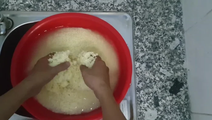 Sau khi ngâm, vo lại gạo nhẹ nhàng, tránh làm nát hạt gạo. (48.86)