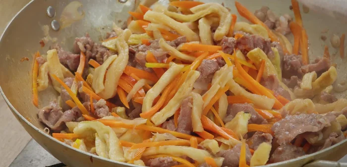 Thêm mộc nhĩ, nấm hương, nêm nếm gia vị (dầu hào, bột ngọt, nước mắm), tăng lửa. (300.4)
