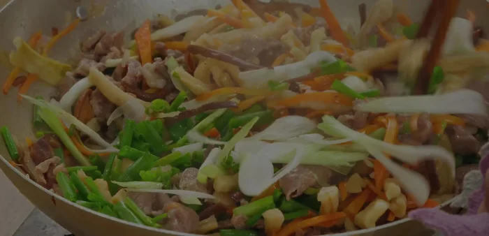 Cho hành lá, tiêu xay vào, đảo nhanh 5-6 giây rồi tắt bếp. (325.4)