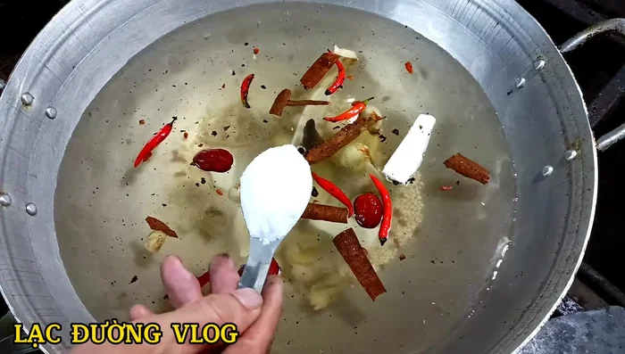 Ninh lòng và dạ dày: Cho nước vào chảo, nêm bột ngọt, đường, bột canh, dầu hào, xì dầu, bột nêm, sả vào. Cho lòng, dạ dày vào ninh đến khi mềm.
