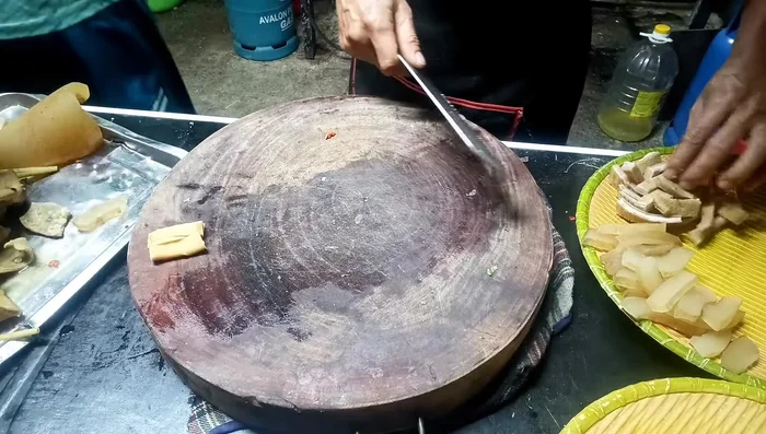 Trình bày: Sắp xếp lòng, dạ dày, bì, gầu bò lên đĩa. Trang trí với ớt, rau cần tây, gừng.