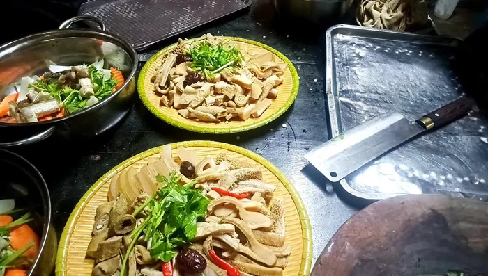 Nấu lẩu: Cho nước dùng ninh lòng, dạ dày vào nồi lẩu, cho rau củ vào, đun sôi.