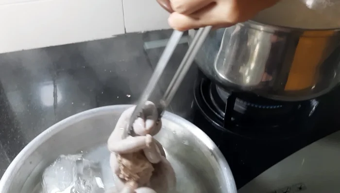 Lấy lòng heo ra, để nguội rồi thái mỏng.