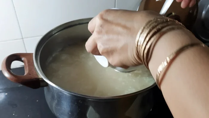 Cho lòng heo vào cháo, nêm nếm gia vị cho vừa ăn.