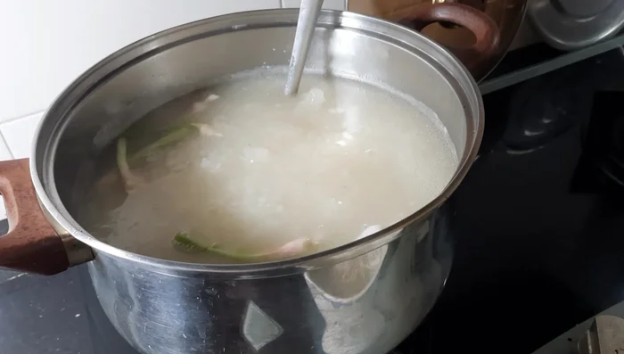 Rắc hành lá, ngò gai lên trên.